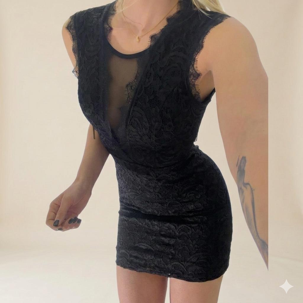 Dress in Pizzo con Trasparenze e Scollo